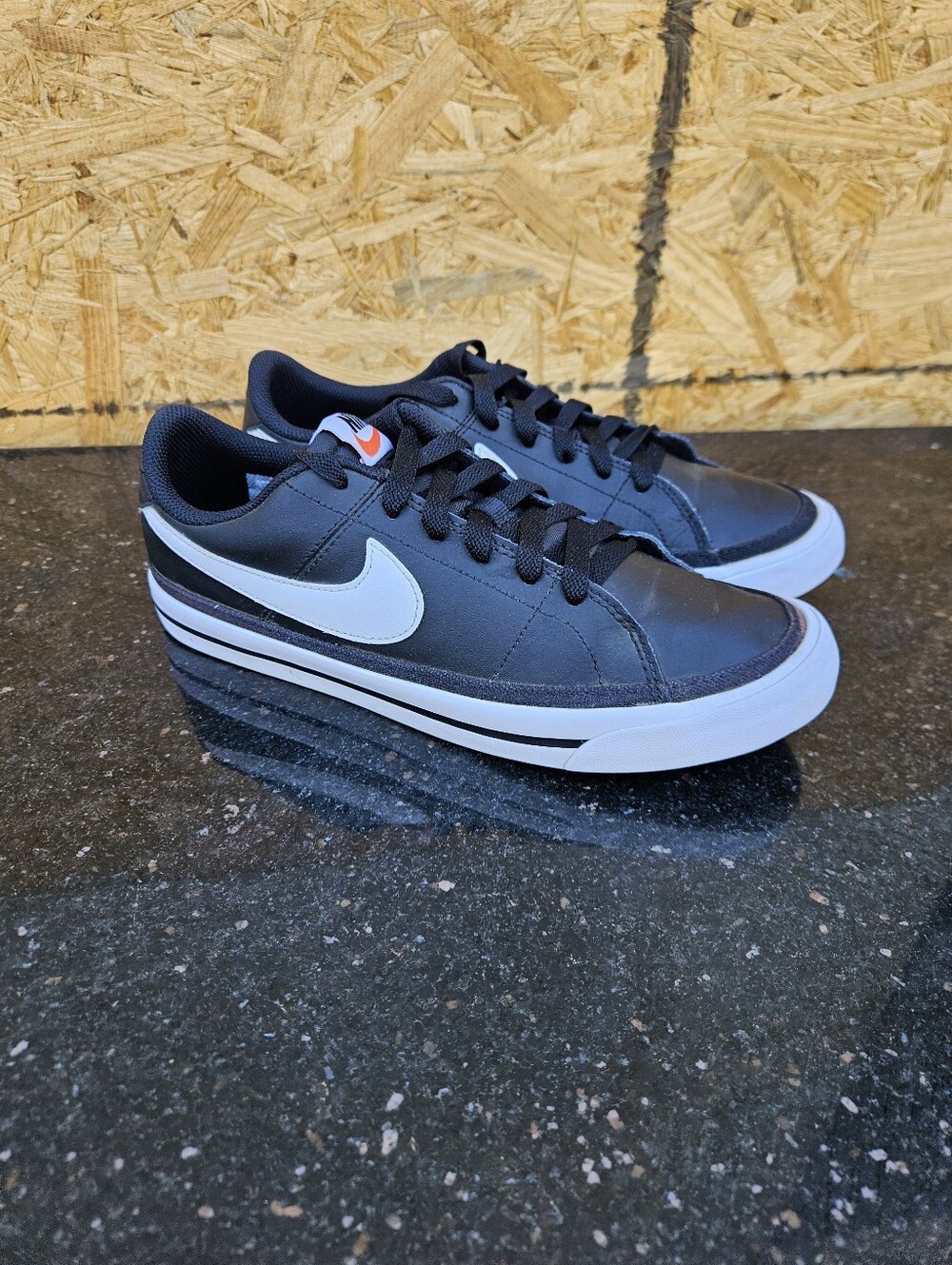 Nike Black and White Low-Top Skate Sneakers Boy's Size 7Y